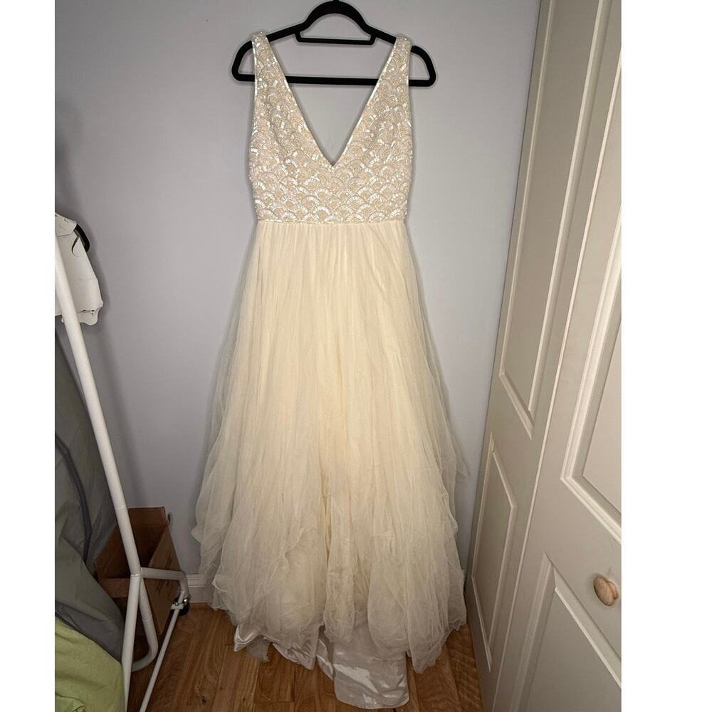 Modern Trusseau V-neck V-Back Beaded Bodice Tulle Skirt Wedding Dress Size 12